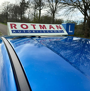 Een autorijles auto van Rijschool Rotman